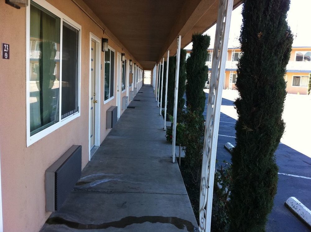 Holiday Motel - フレズノ エクステリア 写真