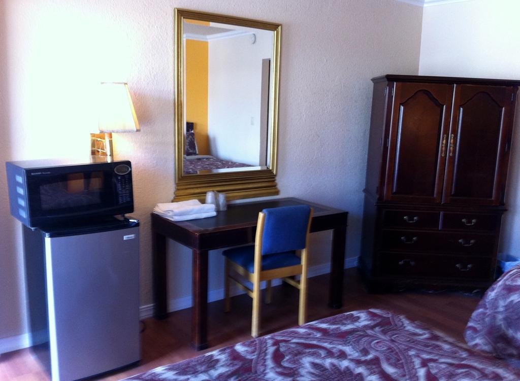 Holiday Motel - フレズノ 部屋 写真