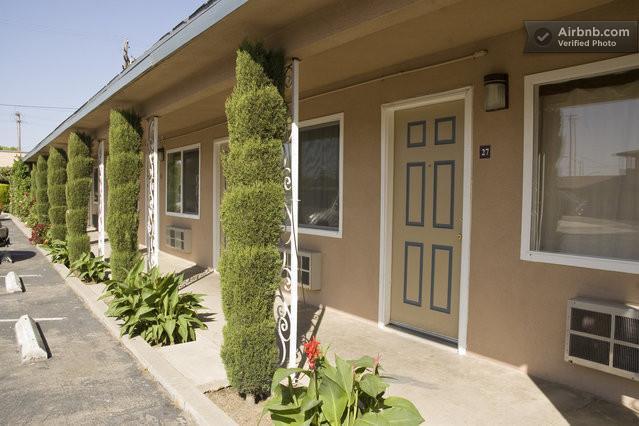 Holiday Motel - フレズノ エクステリア 写真