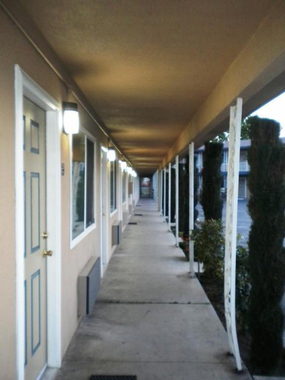 Holiday Motel - フレズノ エクステリア 写真